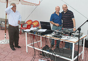 Los pinchadiscos animaron la fiesta hasta la medianoche. Los pinchadiscos animaron la fiesta hasta la medianoche.