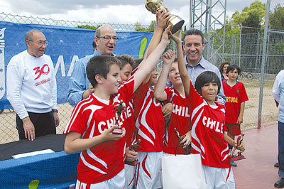 Chile ganó el mundialito de Alcalá 525. Al fondo De la Villa y Buyo.