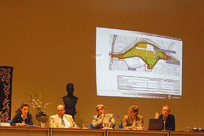 Los t&eacute;cnicos municipales
dando explicaciones a los vecinos.