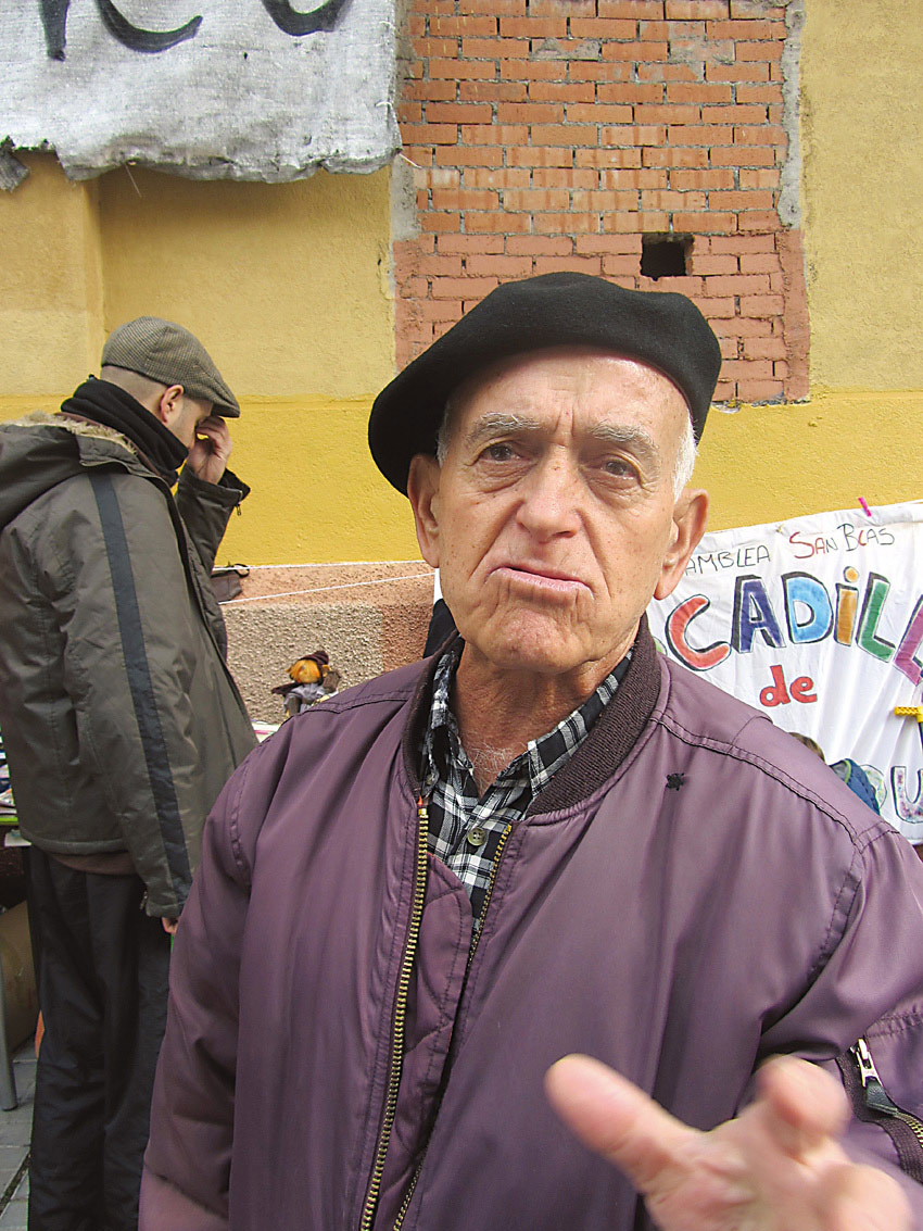 Francisco Román, el abuelo de la Spanish Revolution, en la puerta de EVL de Montamarta.