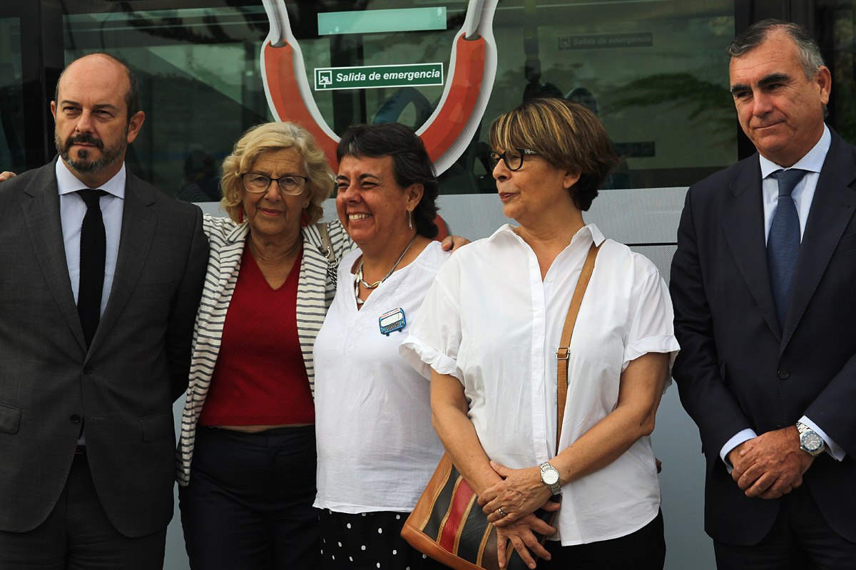 Manuela Carmena y Marta Gómez - autobús directo al Ramón y Cajal