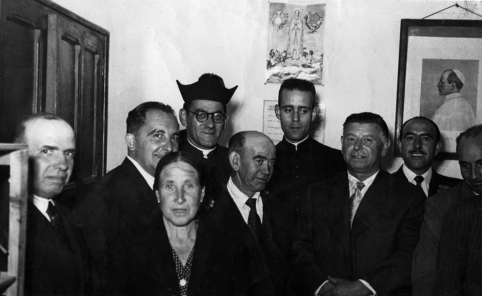 El párroco Luis Calleja con Mariano Cavero (coajutor), Teodoro, Julián Sepúlveda y Alberto Hervás, entre otros, con el retrato al fondo del Papa Pío XII en 1952.