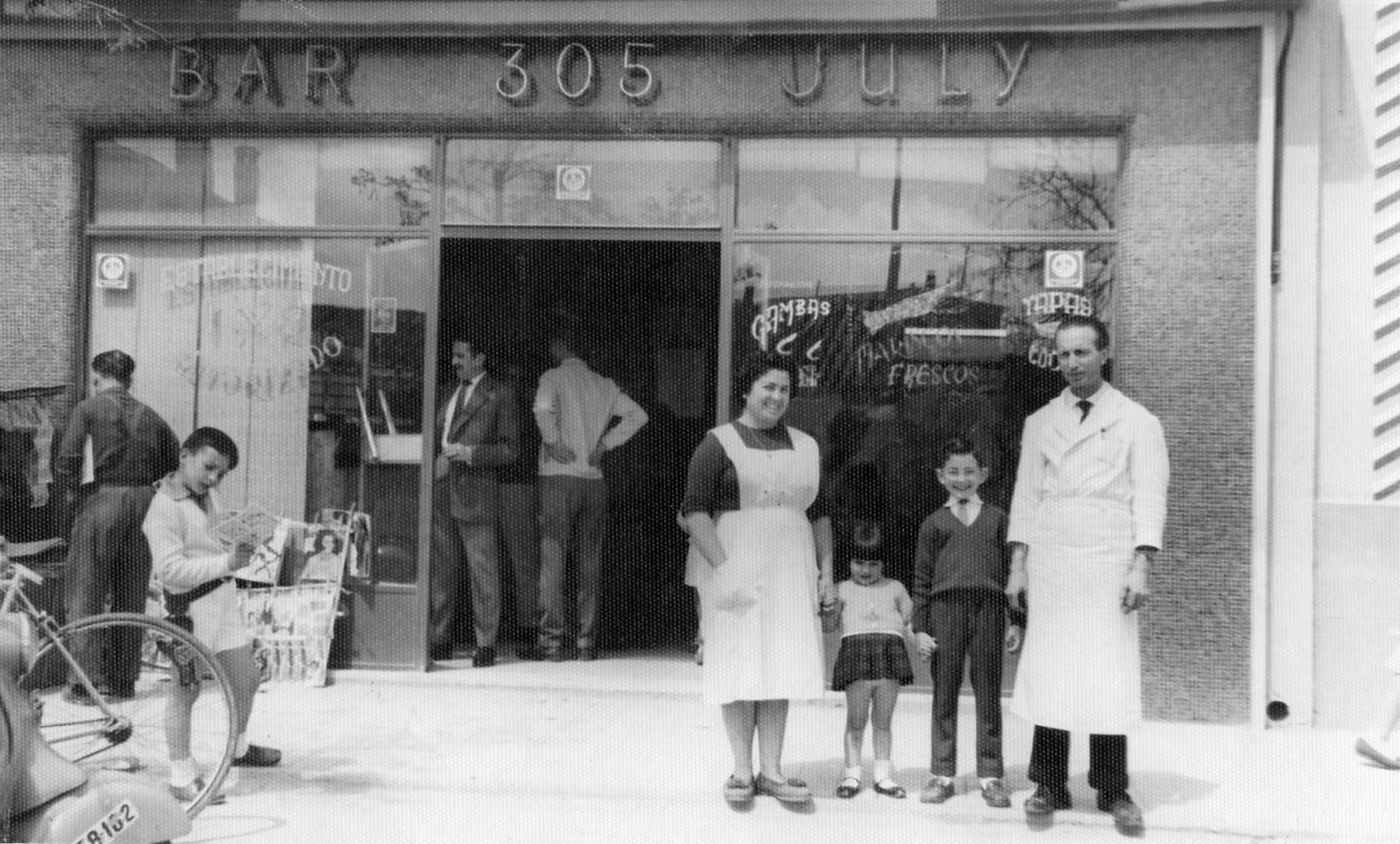 Julio Sepúlveda y su esposa Chiqui con su dos hijos en el bar July ubicado en el número 305 de la Carretera de Aragón. Año 1962.