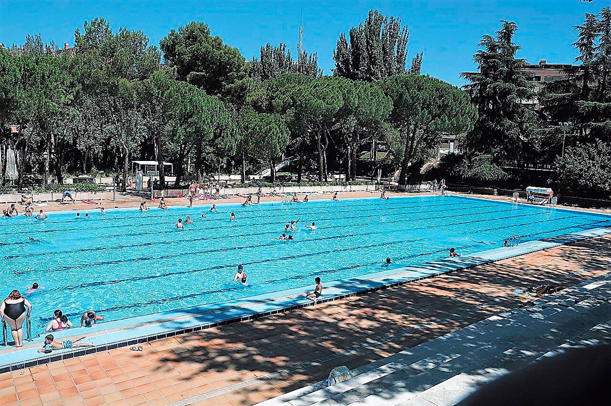 Las piscinas al aire libre son una buena opción para refrescarse y hacer deporte a la vez