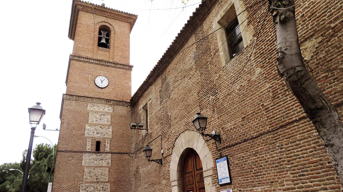 El cuerpo central de la parroquia Santa María la Blanca fue construido, como indica la inscripción en la puerta principal, en 1552. El arco de la misma, de piedra caliza; el coro alto de su interior y los ladrillos que la levantan hacen que sea una pieza única del distrito. 