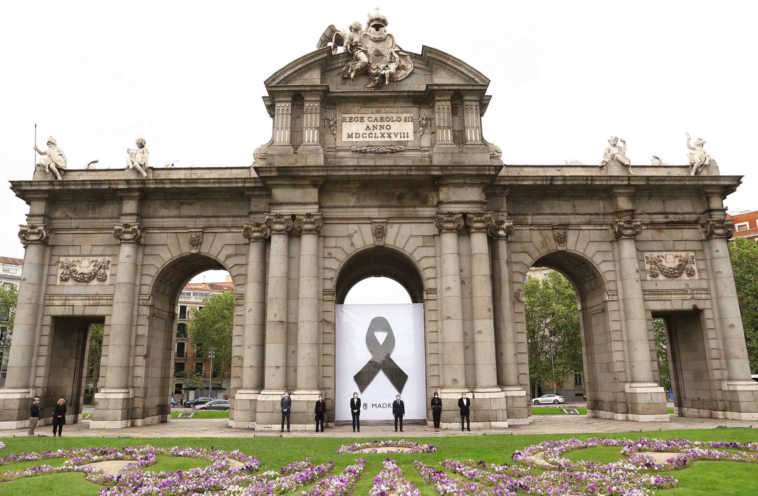 Crespón negro en la Puerta de Alcalá por los fallecidos a causa del Covid-19