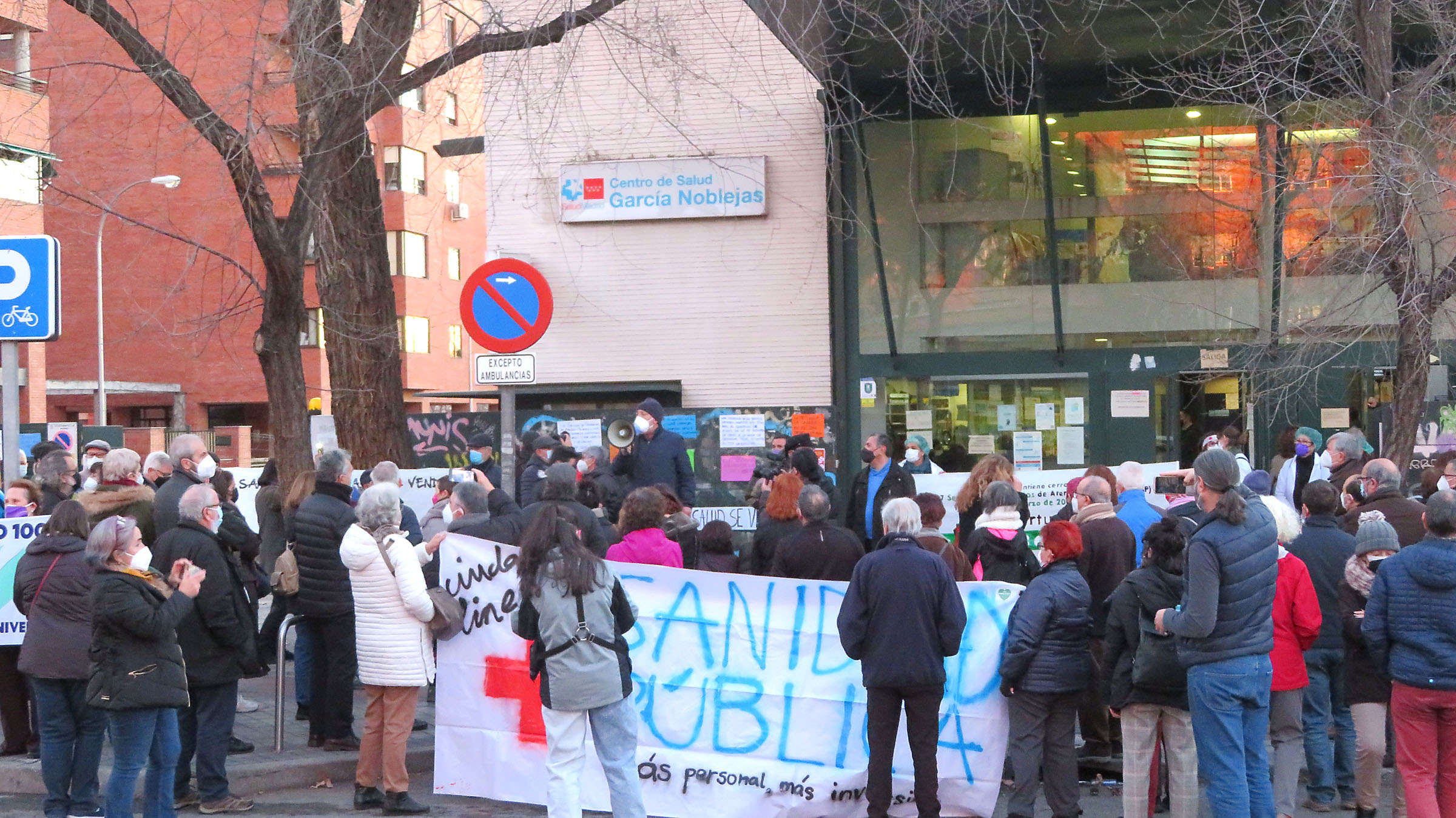 Vecinos manifestandose por la apertura de las urgencias en los centros de salud
