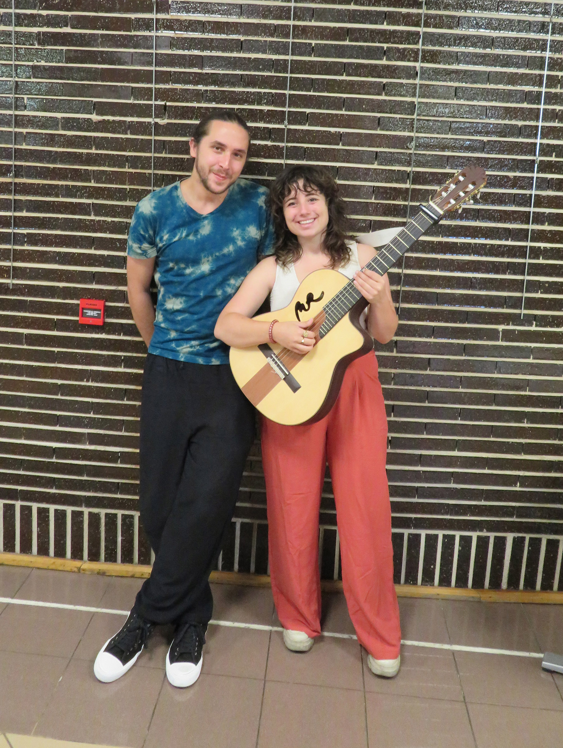 Natalia Vega con el guitarrista Gon Navarro en concierrto