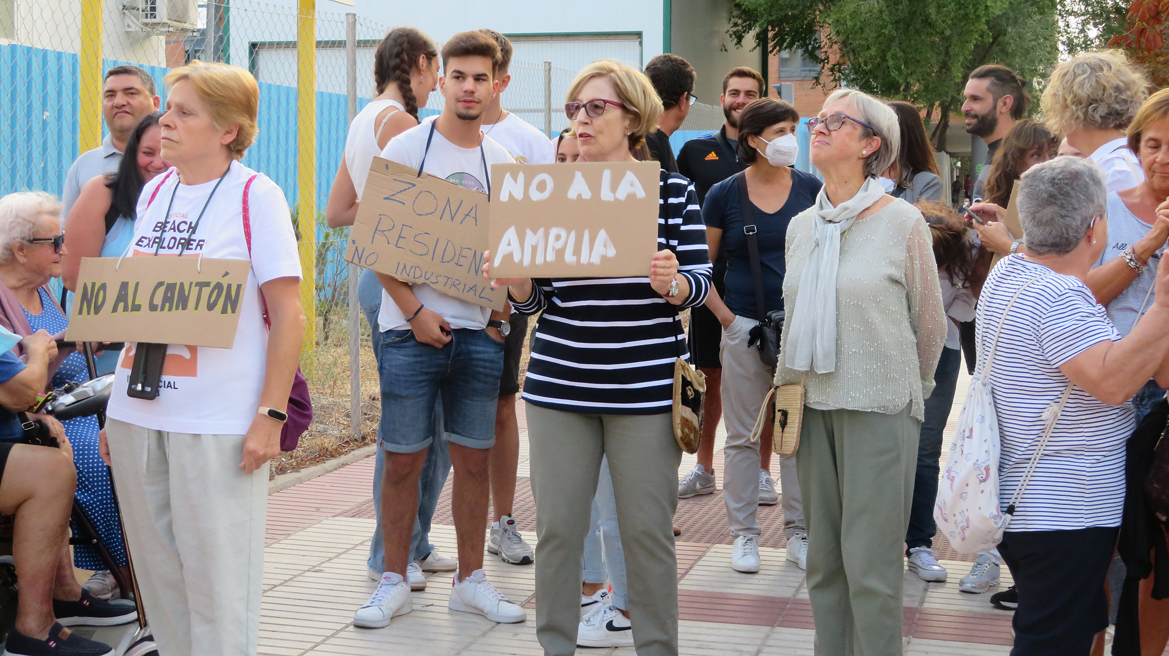 Protesta vecinal contra el canton de limpieza calle aquitania