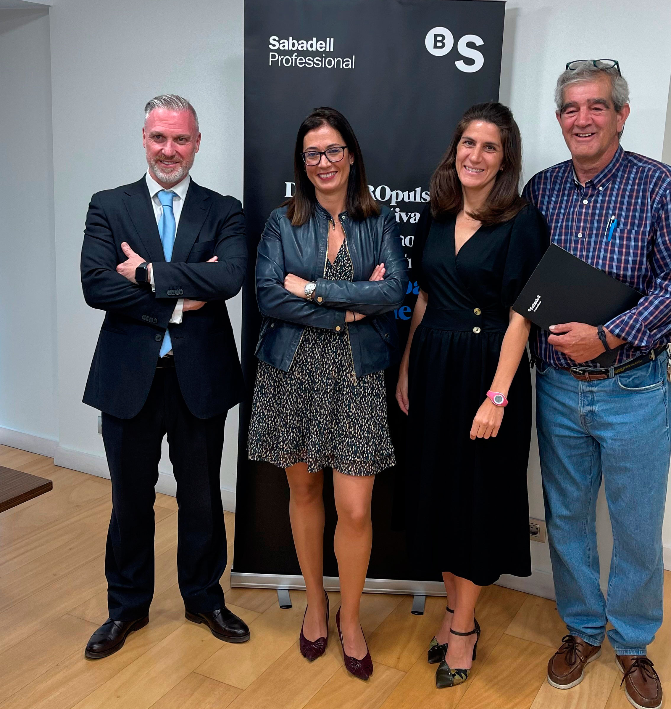 Ignacio Lerroux González, Cristina Martínez Calvo, Carmen Anguera y José Rubio firman convenio. Banco Sabadell-ACEH 