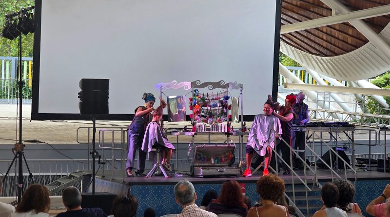 Dentro del ciclo ‘Los Veranos de la Villa’, el Auditorio del Parque El Paraíso acogió el espectáculo ‘Sienta la Cabeza’, un alegato al cambio de imagen y la transformación