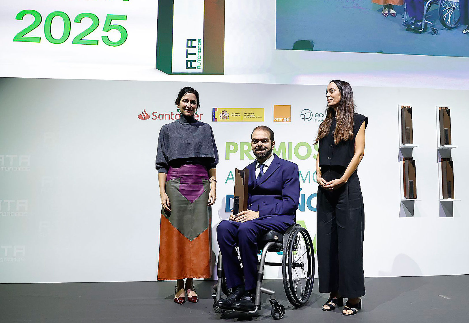 Ayuso y Feijo visitan el distrito en los premios emprendedores de ATA Ayuso y Feijo visitan el distrito en los premios emprendedores de ATA