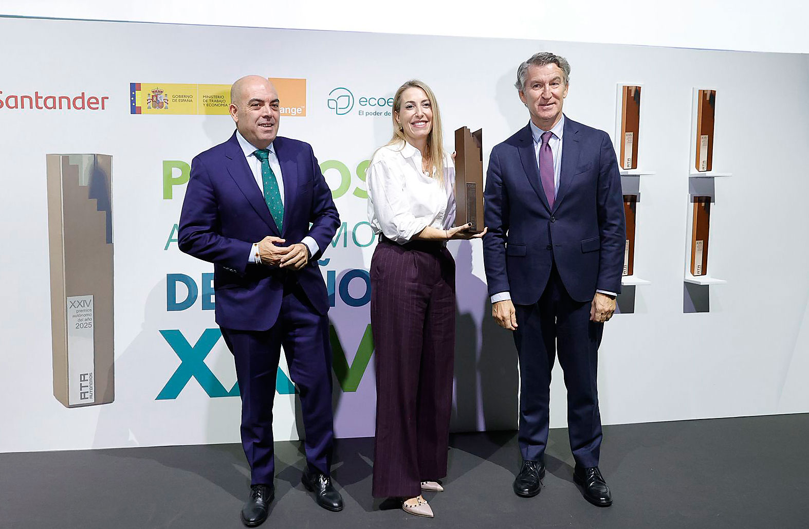 Ayuso y Feijo visitan el distrito en los premios emprendedores de ATA Ayuso y Feijo visitan el distrito en los premios emprendedores de ATA