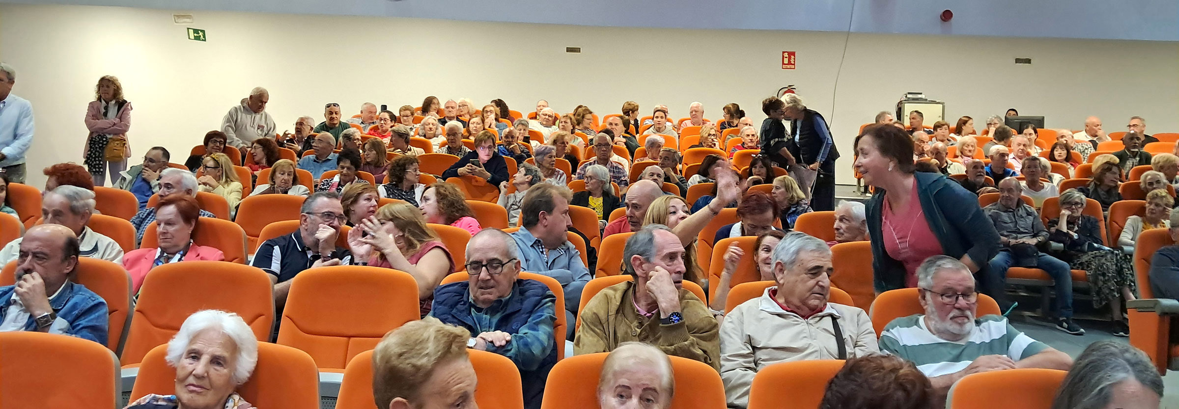 Pleno municipal protesta mayores Vecinos asisten al pleno municipal celebrado en la Junta Municipal de San Blas-Canillejas.