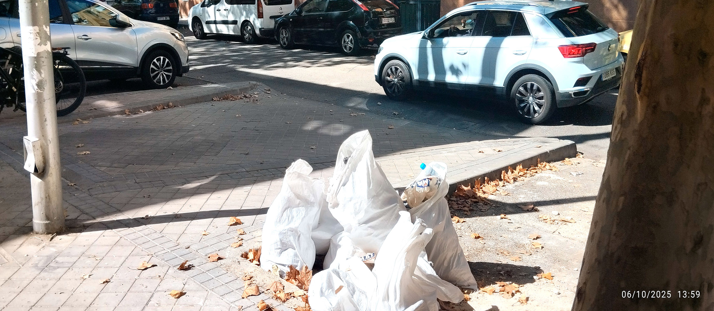 Basura y bolsas acumuladas en las aceras de Simancas