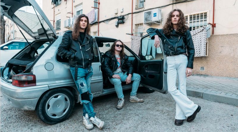 Grupo musical Amposta aparece en escena