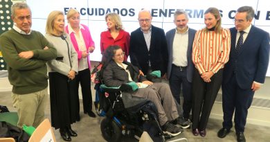 LA VICEALCALDESA INMA Sanz entrega los diplomas a los cuidadores de la ELA
