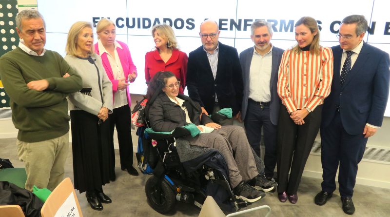 LA VICEALCALDESA INMA Sanz entrega los diplomas a los cuidadores de la ELA