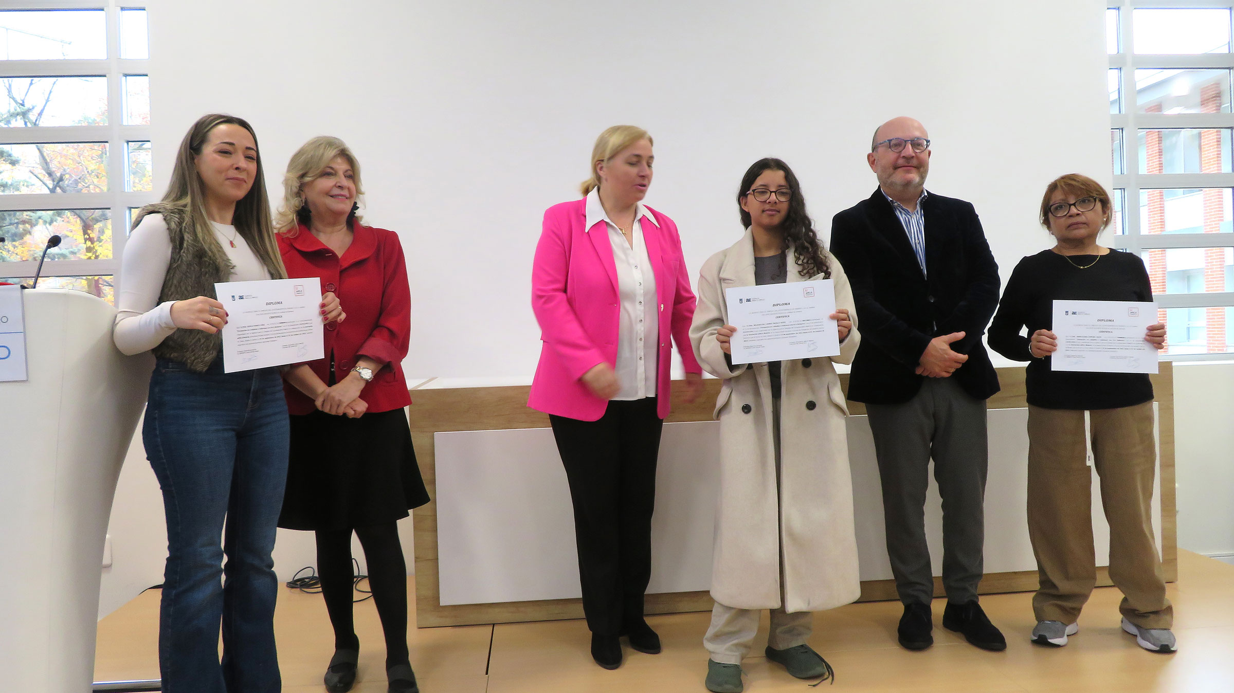 LA VICEALCALDESA INMA Sanz entrega los diplomas a los cuidadores de la ELA LA VICEALCALDESA INMA Sanz entrega los diplomas a los cuidadores de la ELA