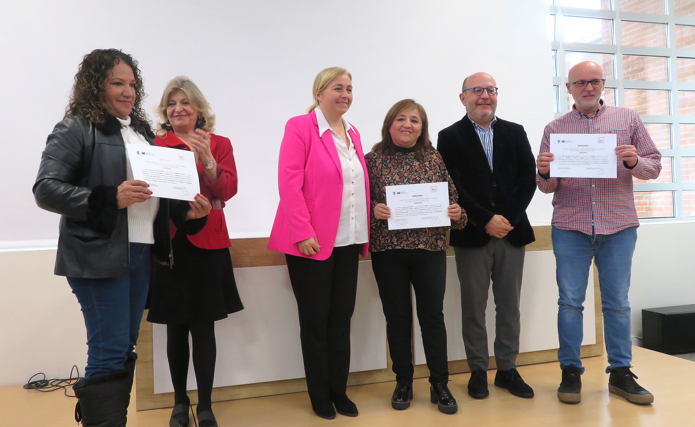 LA VICEALCALDESA INMA Sanz entrega los diplomas a los cuidadores de la ELA LA VICEALCALDESA INMA Sanz entrega los diplomas a los cuidadores de la ELA