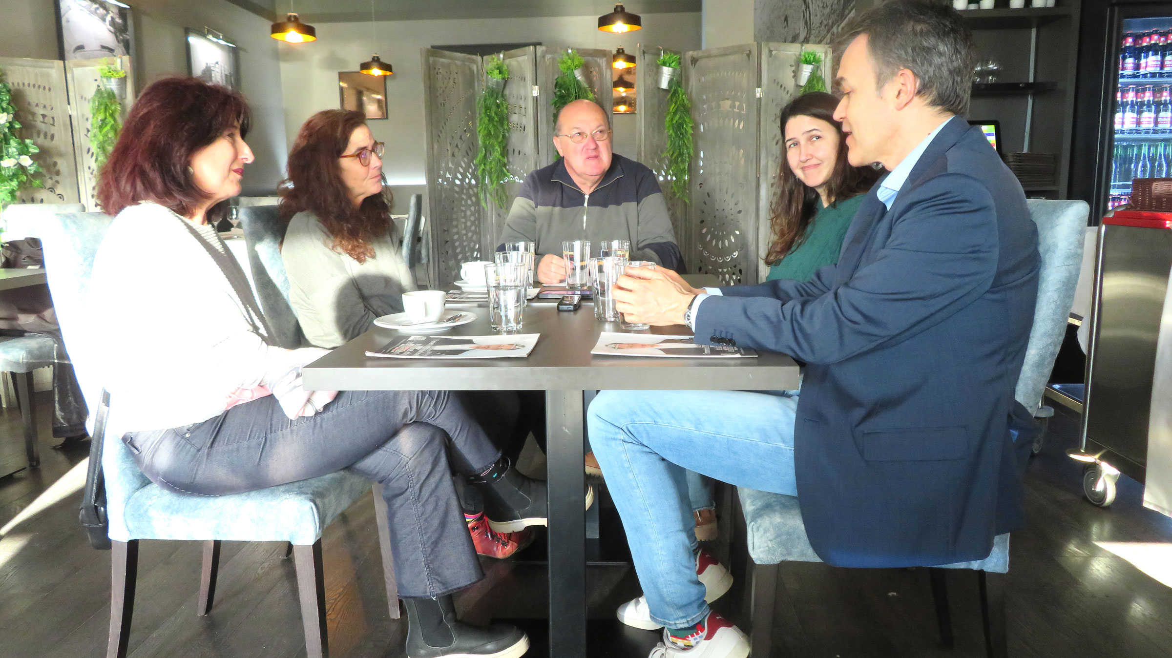 Tertulia en La Gradona Educación y desigualdad social. Mar Velázquez, Arantxa Mitjavila, Nuria Hernández y Victor Barbero Tertulia en La Gradona Educación y desigualdad social. Mar Velázquez, Arantxa Mitjavila, Nuria Hernández y Victor Barbero