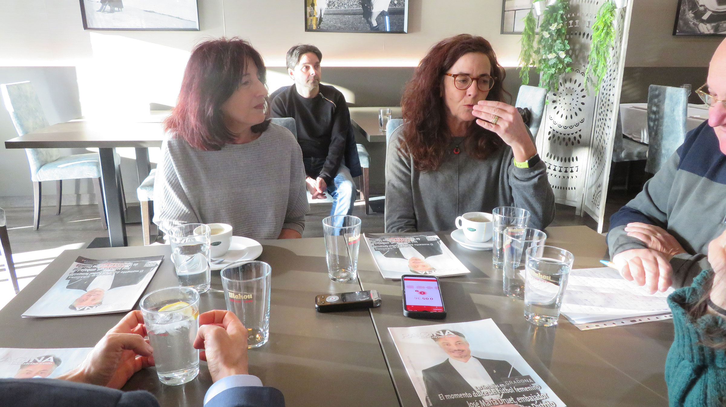 Tertulia en La Gradona Educación y desigualdad social. Mar Velázquez, Arantxa Mitjavila, Nuria Hernández y Victor Barbero Tertulia en La Gradona Educación y desigualdad social. Mar Velázquez, Arantxa Mitjavila, Nuria Hernández y Victor Barbero