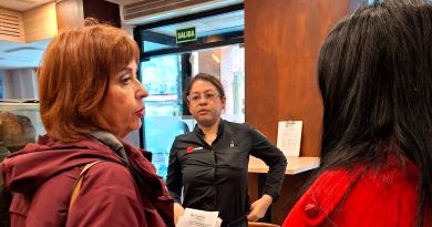 visita al comercio de las Rosas por los miembros del PP de San Blas