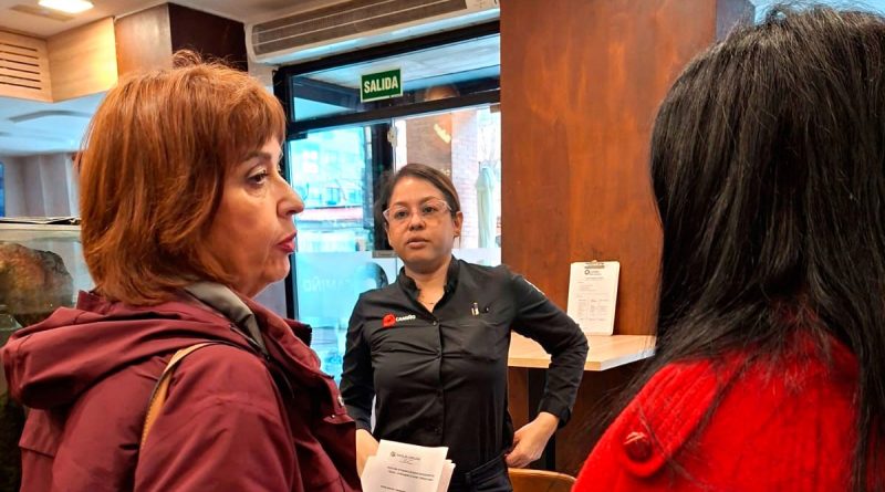 visita al comercio de las Rosas por los miembros del PP de San Blas