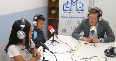 Martínez Almeida celebra su cumpleaños visitando el CEIP María Moliner