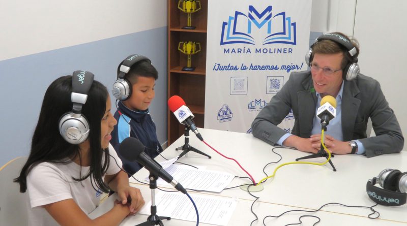 Martínez Almeida celebra su cumpleaños visitando el CEIP María Moliner