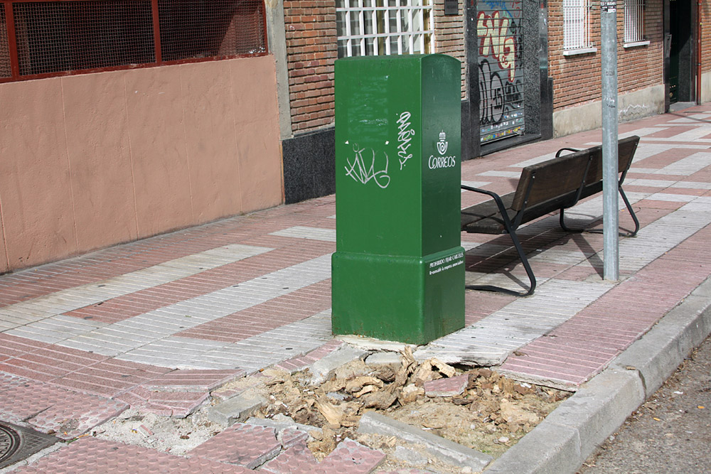 Alcorques vacíos peligrosos en las calles Boltaña y San Faustino