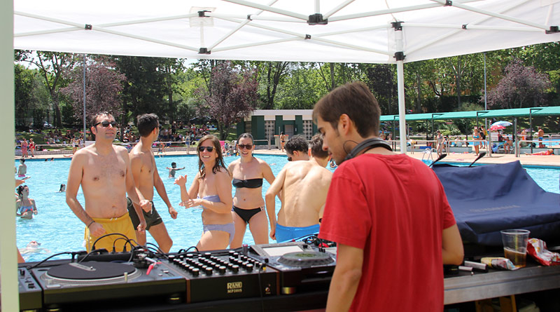 Música electrónica en las piscinas del polideportivo de San Blas