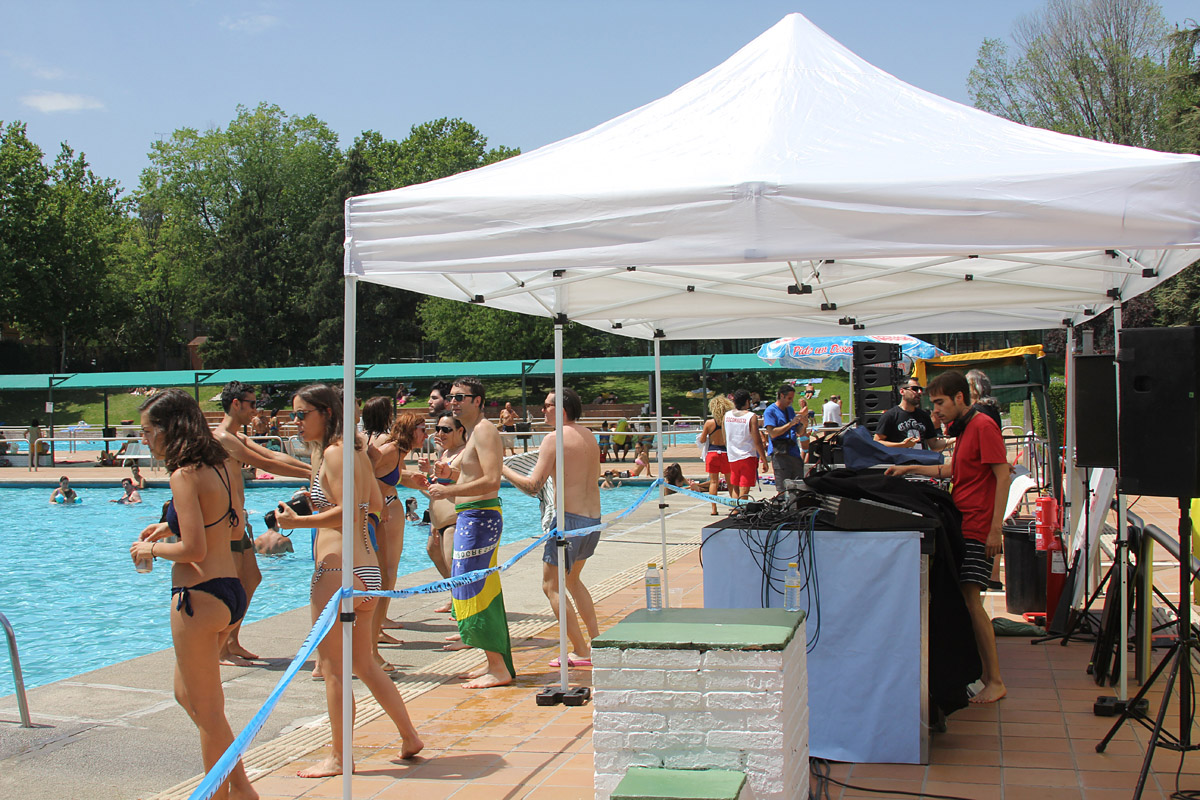 Música electrónica en las piscinas del polideportivo de San Blas