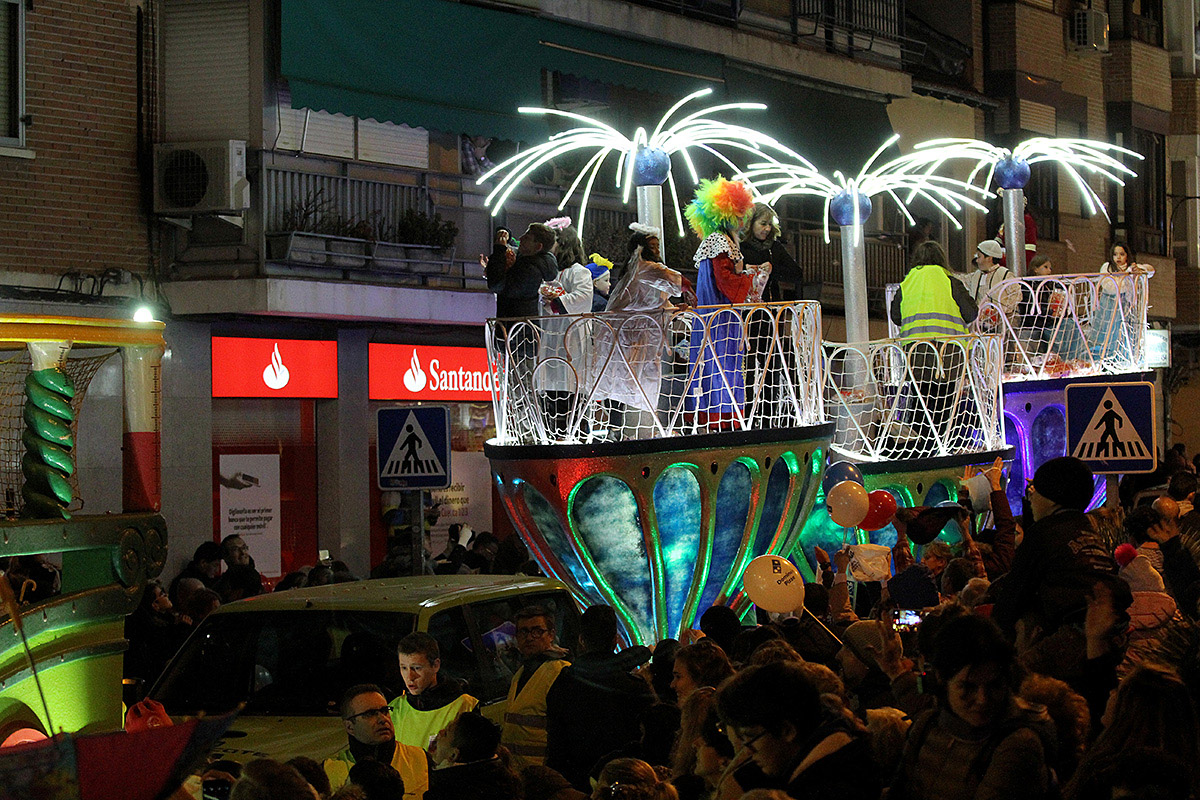 La Cabalgata de Reyes fue un éxito de participación La noche mágica, la más esperada por los niños de San Blas-Canillejas