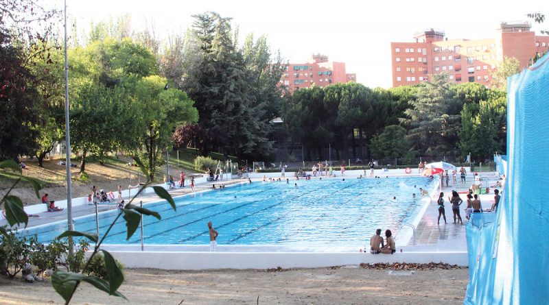 Las piscinas al aire libre son una buena opción para refrescarse y hacer deporte a la vez