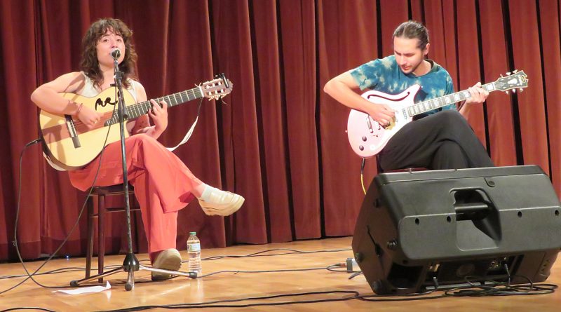 Natalia Vega con el guitarrista Gon Navarro en concierrto