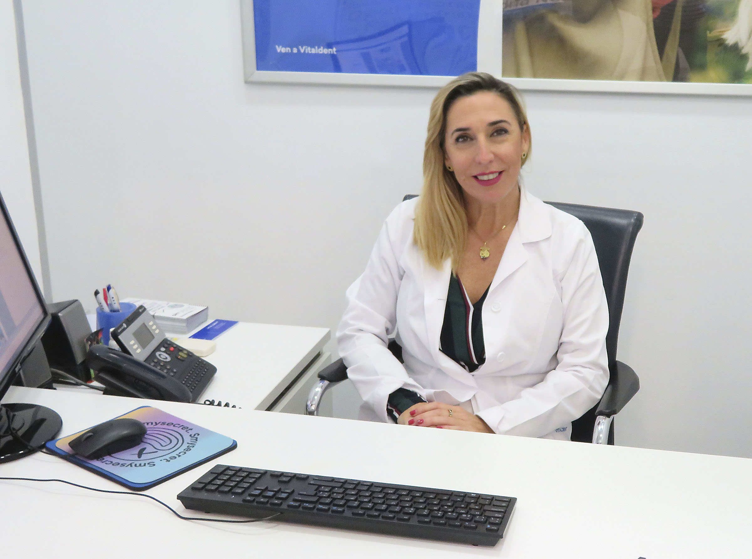 Marta directora profesionales de Vitaldent atendiendo a pacientes clinica de Las Rosas