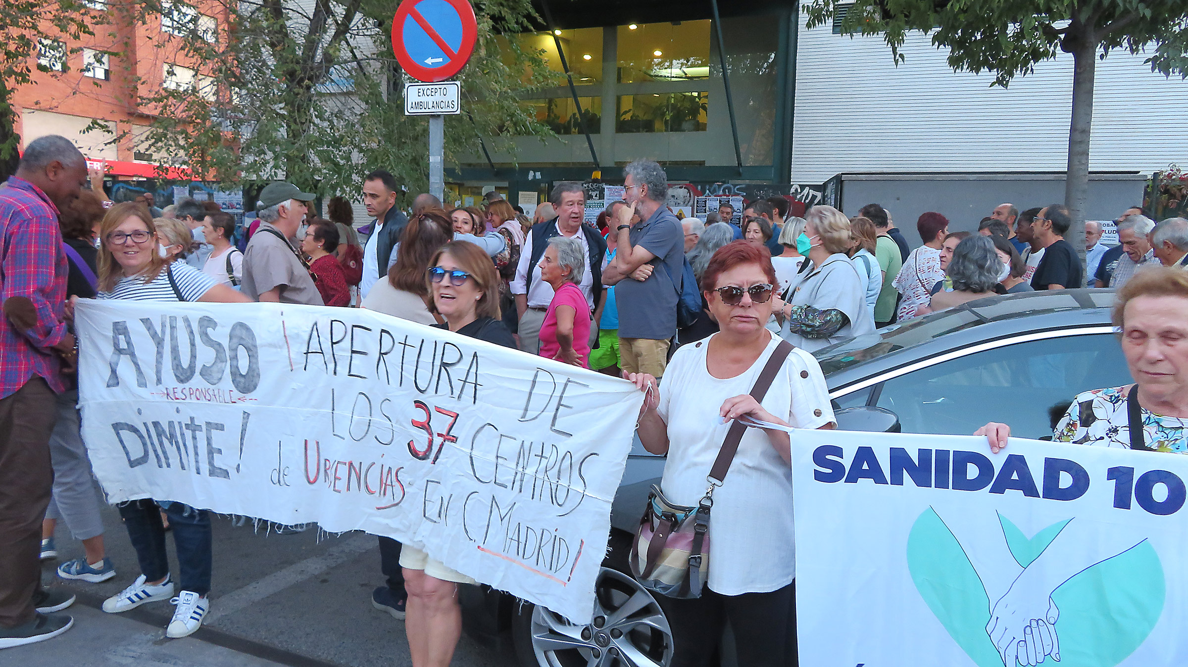 Vecinos reclaman la reapertura de los SUAP centros de urgencias de los ambulatorios San Blas Canillejas