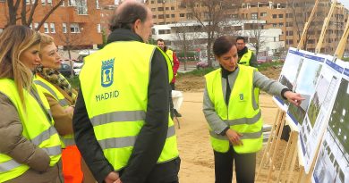 El alcalde de Madrid Martinez Almeida junto concejala presidente distrito Almudena Maillo ponen la primera priedra del polideportivo de Las Rosas