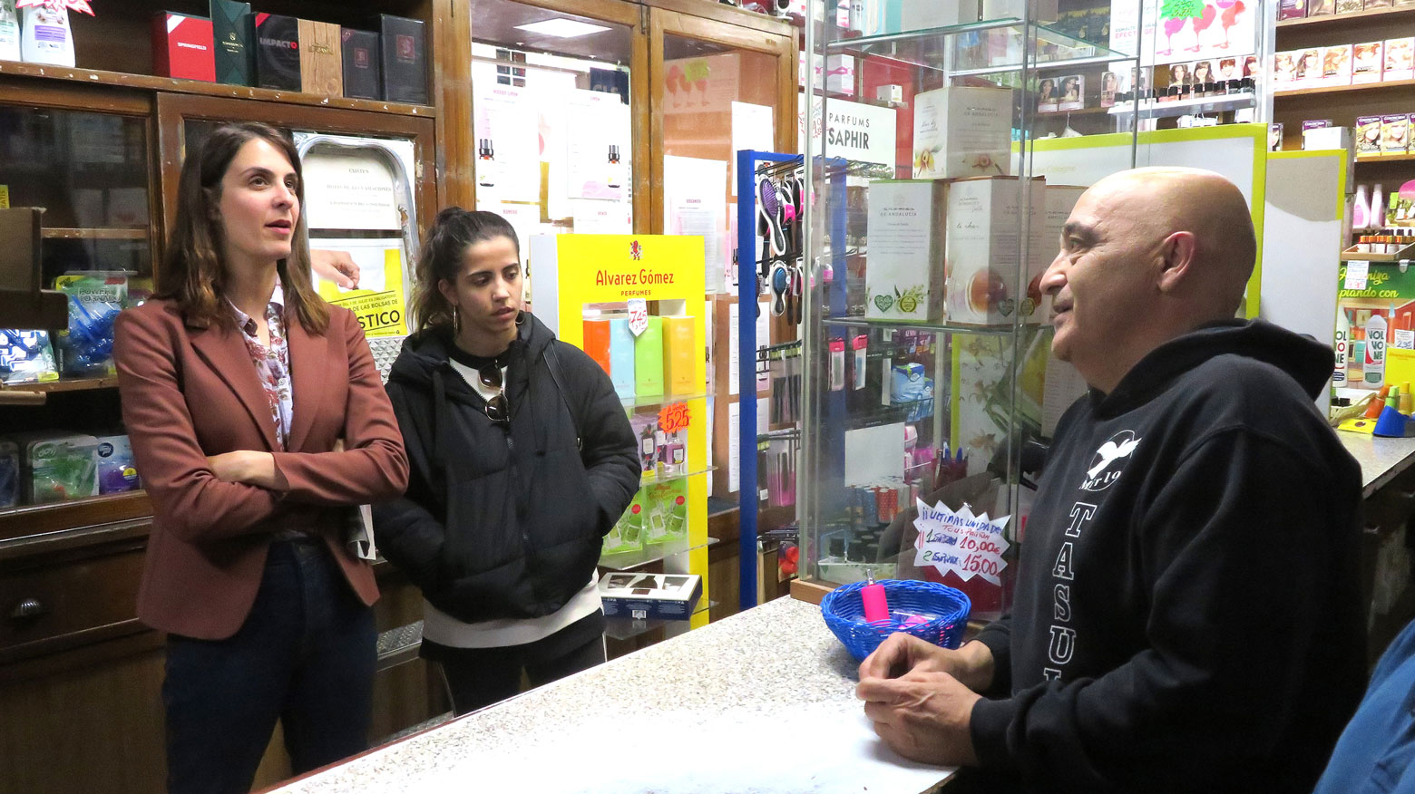 Rita Maestre, Miguel Montejo, Sara Ladra y Diana Lopez visitan los comercios de Simancas