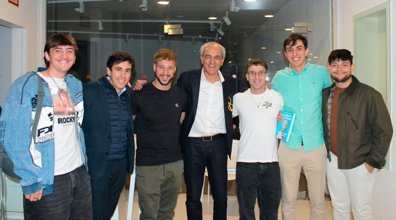 osé Antonio Expósito el profesor que revolucionó la enseñanza presenta Rebelion en Las Musas