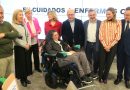 LA VICEALCALDESA INMA Sanz entrega los diplomas a los cuidadores de la ELA