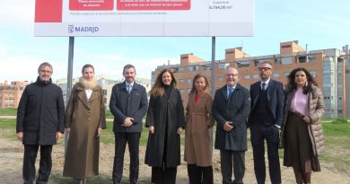 Dávila y Maíllo visitan los terrenos de la futura residencia en Las Rosas Residencia privada Las Rosas Ana Davila Consejera asuntos sociales Jose Fernandezdelegado de familia e igualdad y Almudena Maillo concejal presidente visitan la parcela