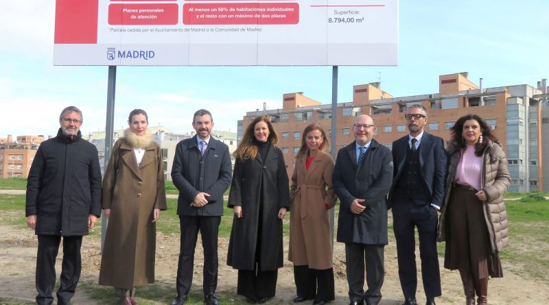 Residencia privada Las Rosas Ana Davila Consejera asuntos sociales Jose Fernandezdelegado de familia e igualdad y Almudena Maillo concejal presidente visitan la parcela