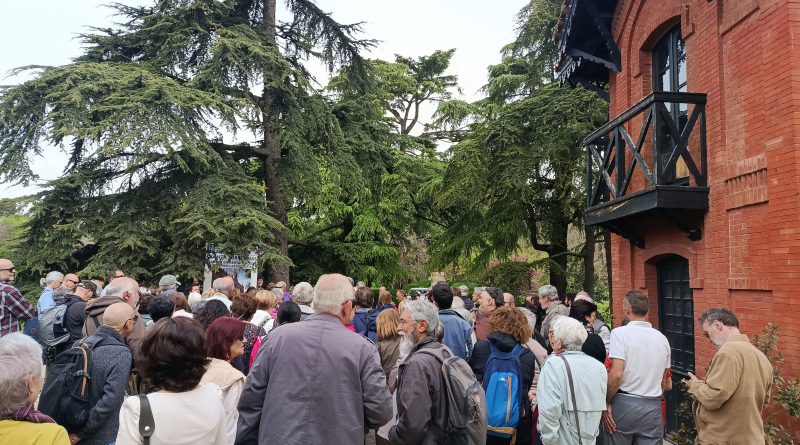 Público participante en una visita guiada a la Quinta de Torre Arias en el marco del ciclo de actividades culturales y vecinales