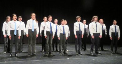 Coro joven actúa en el CC Machado.