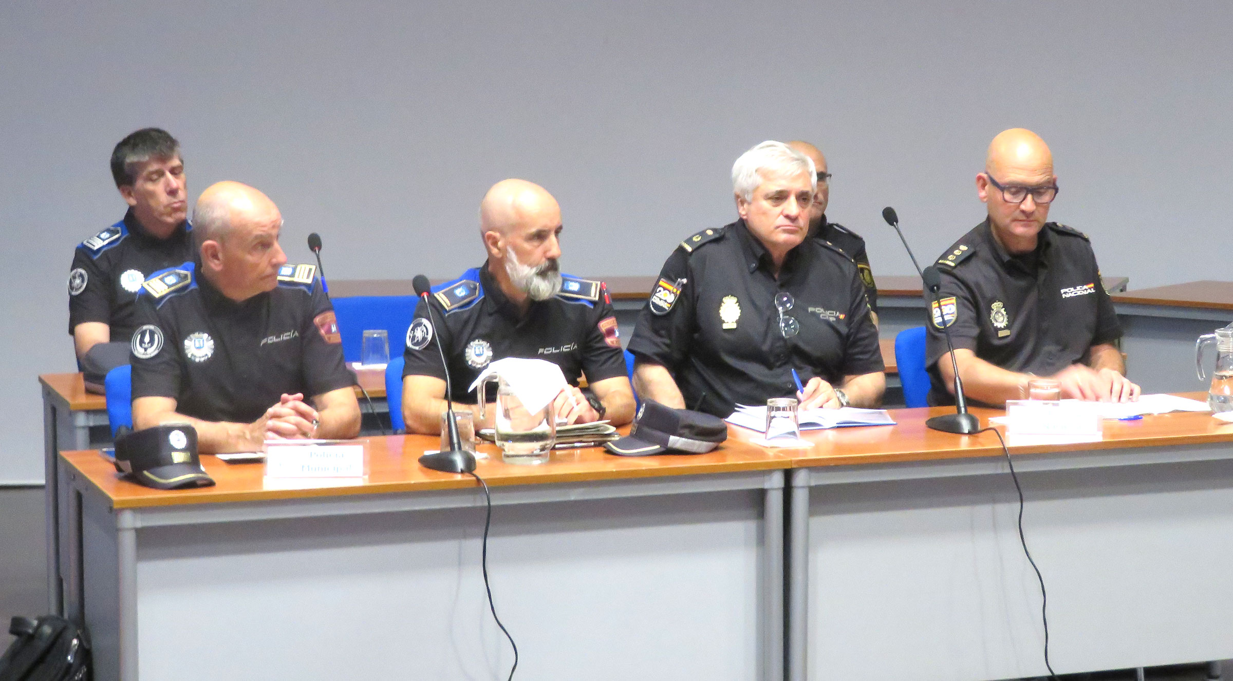 El Delegado del Gobierno Francisco Martin y Almudena Maillo en el Consejo de Seguridad del Distrito junto a los oficiales de policia El Delegado del Gobierno Francisco Martin y Almudena Maillo en el Consejo de Seguridad del Distrito junto a los oficiales de policia