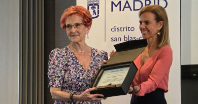 San Blas-Canillejas reconoce la labor de los voluntarios de sus centros de mayores Maillo reconoce la labor de los voluntarios con los mayores