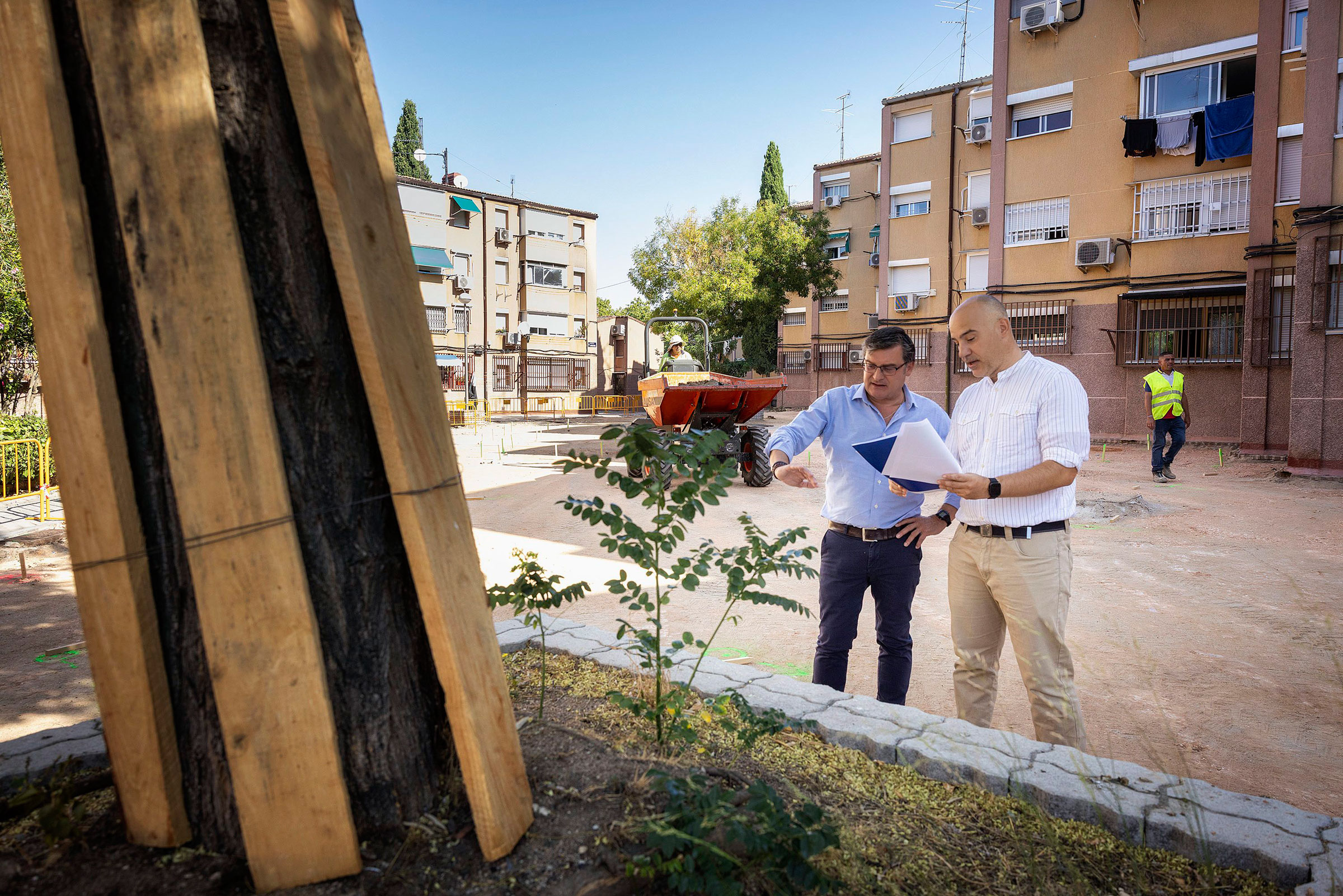 González en momento de la visita Álvaro González durante la visita a la parcela G del Gran San Blas